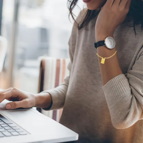 Vista 2 de Needzo Pulsera con dije de escapulario de Nuestra Señora del Monte Carmelo y San Simón en tono dorado, joyería de moda religiosa devocional, regalos
