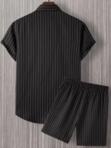 Vista 2 de OYOANGLE Conjunto de 2 piezas para hombre, camisa a rayas de manga corta con botones y pantalones cortos con cordón
