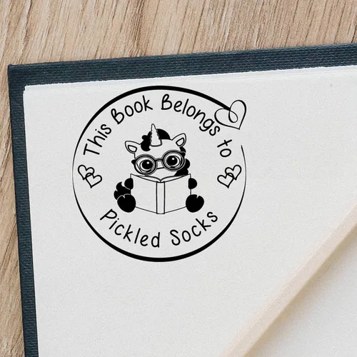 Vista 6 de de The Library of Book Stamp – Etiqueta de nombre personalizada para niños autoentintada para libros escolares. Este libro pertenece a un sello