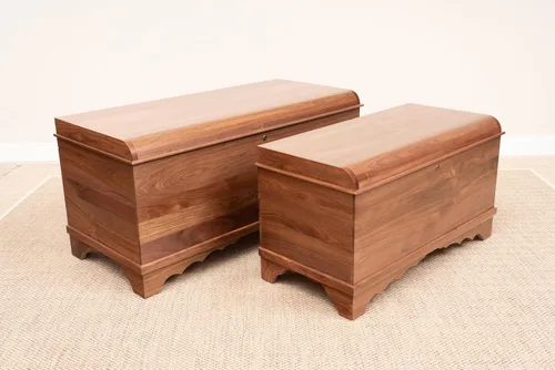 Vista 8 de Rustic Red Door Co. Cofre de Esperanza de Cedro con Tapa en Cascada, Baúl de Almacenamiento de Madera Hecho por Amish para Dormitorio, Manta, Ropa