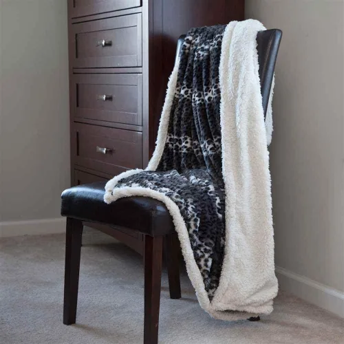 Vista 3 de Lavish Home. Cobija de forro polar sherpa.