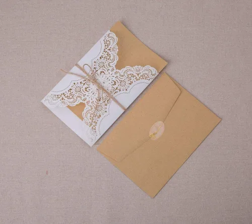 Vista 4 de Hosmsua 50 invitaciones de boda florales rústicas blancas personalizadas con lazo de cuerda de cáñamo