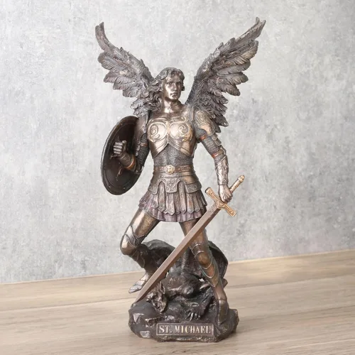 Vista 2 de San Miguel de 12.75 pulgadas de pie en el demonio con la estatua de espada y escudo