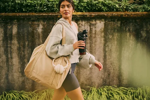 Vista 7 de STANLEY Vitalize - Botella agitadora de 20 onzas Taza agitadora de acero inoxidable aislada y a prueba de fugas Base de almacenamiento y tapa