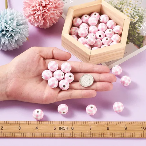 Vista 6 de Pandahall - 50 cuentas de madera con estampado de búfalo a cuadros, color rosa y blanco, cuentas redondas de madera para manualidades, guirnalda