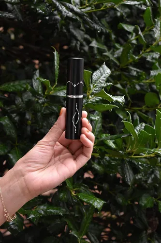 Vista 7 de FIGHTSENSE Linterna Lápiz Labial Pistola de Paralizantes para Mujeres Autodefensa Brillante Lápiz Labial LED - Batería Recargable