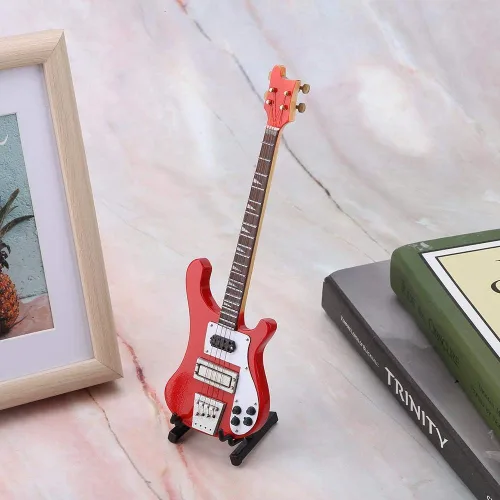Vista 3 de Hztyyier Guitarra miniatura de madera Mini Bass Réplica Mini modelo de instrumento musical con soporte para decoración del hogar