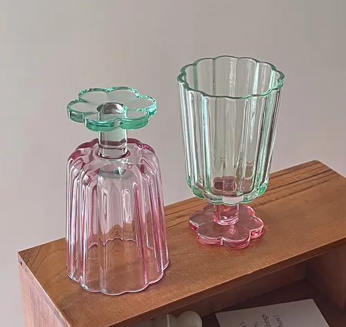 Vista 5 de Juego de 2 vasos altos ondulados (Rosa y Verde), Vaso estilo pétalo de flor, adecuado para jugo, helado, cócteles, postres y más.
