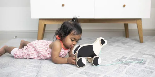 Vista 5 de LOVEVERY The Pull Pup Juguete de madera para empujar y jalar, madera negro/blanco/natural, juguete sostenible para niños pequeños, a partir de 18