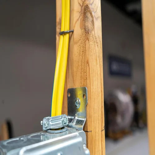 Vista 5 de Southwire Romex Brand Simpull Solid Indoor 14/3 W/G NMB Cable 100ft coil - SW 63946828