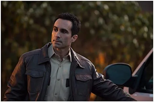 Bates Motel Nestor Carbonell como Sheriff Alex Romero Mirando hacia atrás en camión 8 x 10 pulgadas foto
