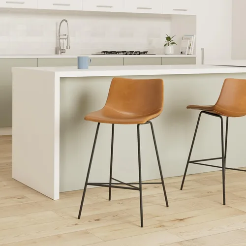 Vista 69 de POLY & BARK Paxton - Juego de 2 sillas de comedor modernas con respaldo bajo, tapicería de piel sintética y base de acero negro mate, asiento cómodo