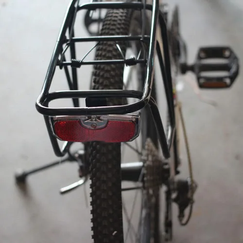 Vista 3 de TEAMWILL 1 reflector trasero de bicicleta de ciclismo, luz trasera LED para portaequipajes, acceso a bicicleta (batería no incluida)