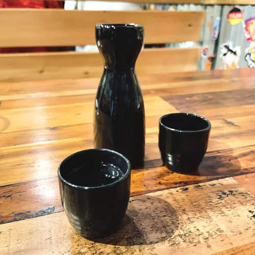 Vista 2 de JapanBargain Jarra de sake de porcelana, botella de servir de estilo japonés para sake frío y caliente, apta para microondas y lavavajillas, Tokkuri