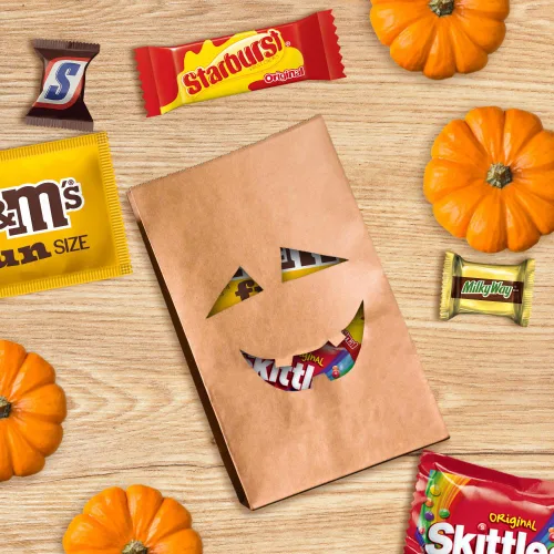 Vista 8 de M&M'S, SNICKERS, SKITTLES & STARBURST - Caramelos de Halloween a granel de chocolate y dulces afrutados, paquete variado de aperitivos de Halloween