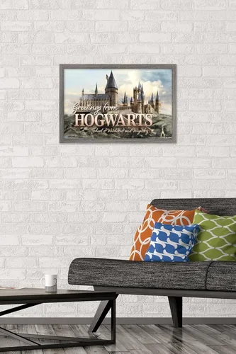 Vista 2 de Trends International The Wizarding World: Harry Potter - Póster de pared con texto en inglés «Greetings From Hogwarts», 22.4 pulgadas de largo x