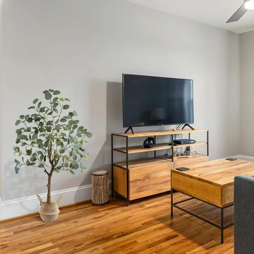 Vista 5 de Warmplants Árbol de eucalipto artificial, hojas de seda verde de 4 pies de alto, planta sintética perfecta con canasta, árboles de eucalipto falsos