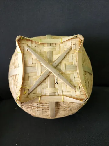 Vista 4 de Cesta de cosecha de frutas de bambú natural pequeñas cestas de cocina hechas a mano OTOP Tailandia para cestas de pan, frutas y verduras, soporte