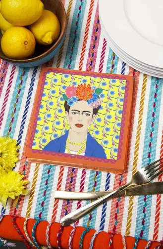 Vista 4 de Talking Tables 20 servilletas de papel con estampado Frida Kahlo de color amarillo Fiesta mexicana, estilo bohemio, cumpleaños al aire libre