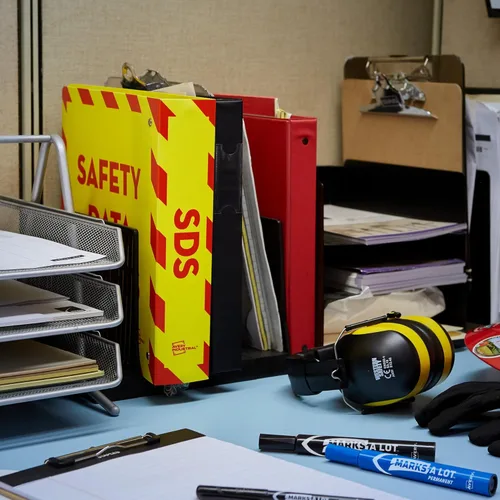 Vista 4 de Avery Carpeta SDS industrial resistente, 1.5 anillos EZD de un solo toque, capacidad de 400 hojas, borde amarillo/rojo (18950)