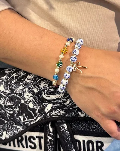 Vista 6 de Pulsera con dije de lazo y cuentas para mujer, estilo vintage con flores, hecha a mano, elástica y delicada, ideal como regalo romántico de joyería