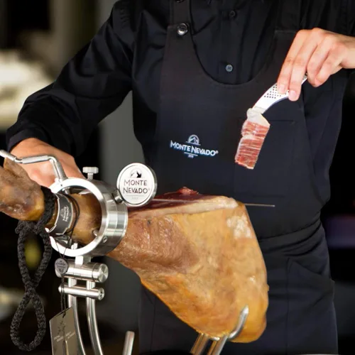 Vista 8 de Monte Nevado Jamón Ibérico Bellota (paleta) - Con soporte de jamón y cuchillo - Peso mínimo 10 lb - 32 Meses Tiempo medio de curado - Jamón Ibérico