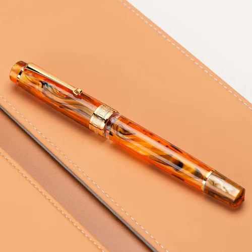 Vista 4 de Asvine P20 - Pluma estilográfica de pistón de resina ámbar, punta media de iridio, bordes dorados, colección Smooth Writer con estuche