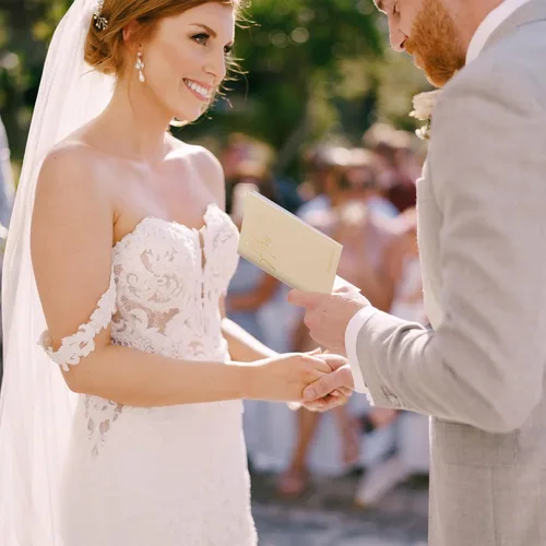 Vista 3 de Elegantes libros de votos de boda de lino con letras de lámina dorada, libros de juramentos de tamaño perfecto para él y para ella con muchas