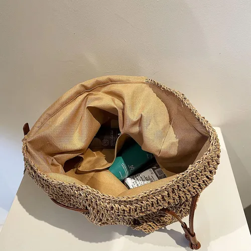 Vista 5 de OWGSEE Mochila de paja tejida hecha a mano de ganchillo con solapa y cordón estilo bohemio para mujer, vacaciones, Caqui