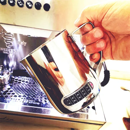 Vista 4 de Jarra de espuma de leche de 21 oz (20.3 fl oz) con termómetro integrado, jarra Latte Art de acero inoxidable, jarra de crema de temperatura expreso