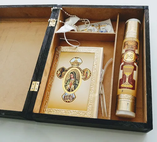 Vista 2 de Set de Regalo Comunión Deluxe - Mi Primera Comunion Vela para Niño CAJA DE Madera. 12 ORGANZAS DE RECUERDOS CON 12 ROSARIOS CON LA Virgen DE