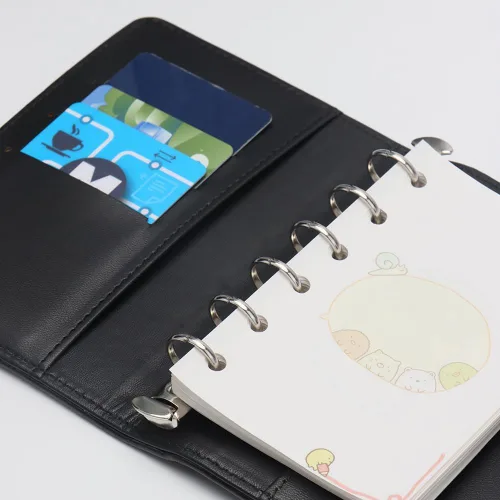 Vista 2 de Carpeta de presupuesto de cocodrilo A7 con planificador de cuero negro, billetera de 6 anillas, sistema de sobres de relleno de efectivo