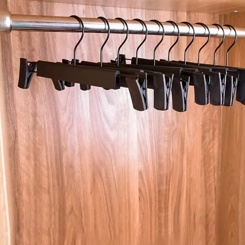 Vista 6 de Perchas para faldas, perchas para pantalones con clips, ganchos giratorios de 360 ° que ahorran espacio para pantalones, faldas, ropa, jeans Negro