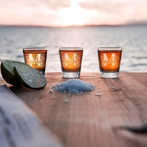 Vista 7 de Inicial y nombre de cristal de chupito personalizado, 2 onzas, parte inferior negra grabada con texto personalizado para regalos, bodas, cumpleaños