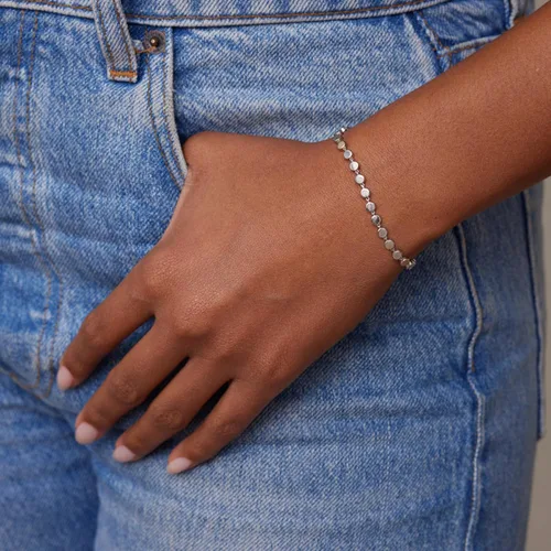 Vista 5 de MBW Juego de pulseras de plata delicadas pulseras de plata de 14 quilates, impermeables, minimalistas a la moda, pequeñas pulseras finas para mujer