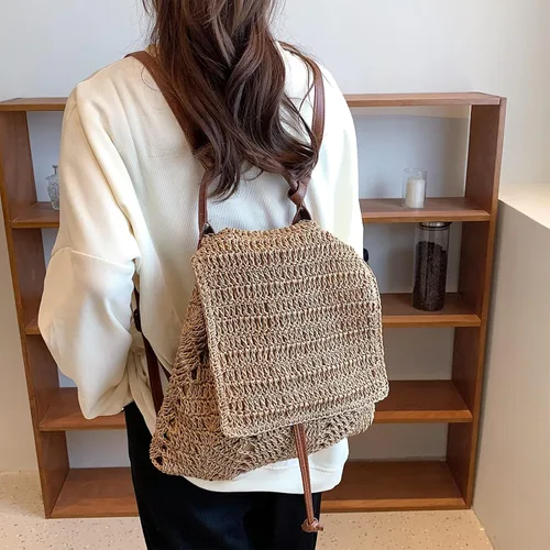 Vista 2 de OWGSEE Mochila de paja tejida hecha a mano de ganchillo con solapa y cordón estilo bohemio para mujer, vacaciones, Caqui