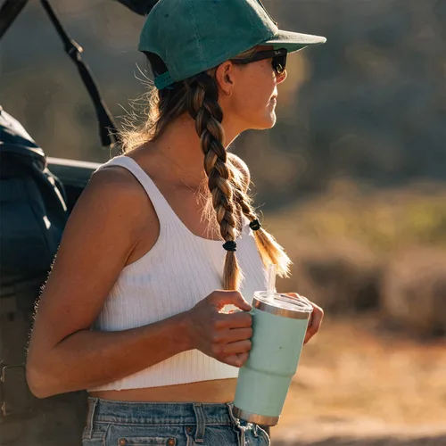 Vista 2 de YETI Rambler - Vaso de 25 onzas con asa y tapa con popote, vaso de viaje para agua, vaso aislado al vacío con asa, acero inoxidable, apicultor
