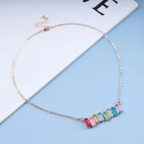 Vista 4 de Collar de cristal colorido rectangular con colgante de cristal, collar de piedra curativa de arco iris, cadena geométrica dorada, collar
