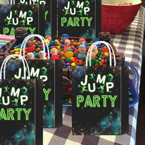 Vista 2 de Tyndallrays 16 bolsas de regalo para trampolín para suministros de fiesta de cumpleaños, aperitivos de regalo, regalos de fiesta de dulces con asas