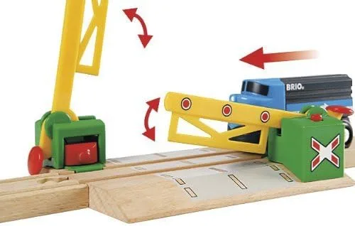 Vista 4 de BRIO World 33750 - Cruce de acción magnética, accesorio de tren de juguete de madera para niños a partir de 3 años
