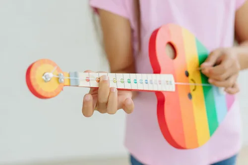 Vista 5 de TinkerTar - Rainbow Heart - La forma más fácil de comenzar y aprender guitarra - Construcción de madera premium - 1 instrumento de juguete de cuerda
