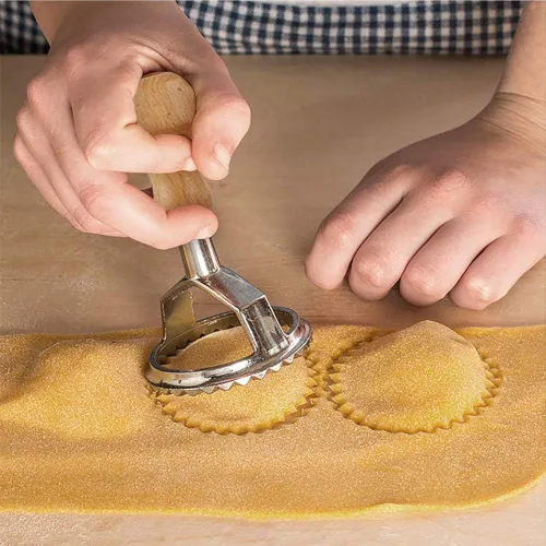 Vista 5 de MASTER FENG Cortador de sellos de ravioles con juego de ruedas de rodillo, molde con mango de madera y borde estriado, accesorio de cocina