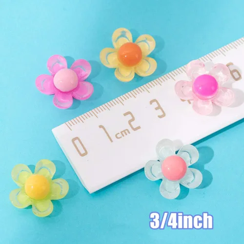 Vista 2 de MSCFTFB 50 dijes de resina de flores de 3/4 pulgadas, 5 pétalos, cabujones de plástico, cuentas planas para hacer joyas, tarjetas, adornos
