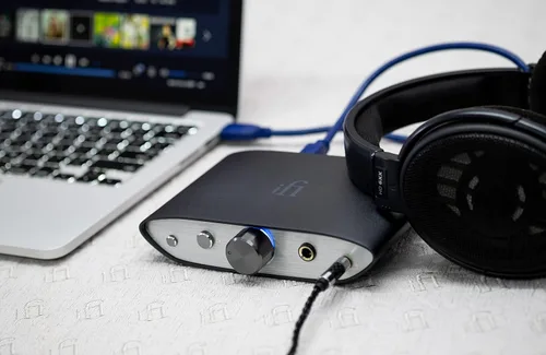 Vista 6 de iFi Zen DAC 3 Convertidor Digital Analógico de Escritorio (Negro Stealth)