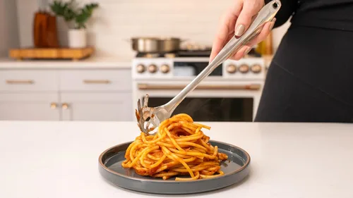 Vista 2 de Cuchara para servir pasta de acero inoxidable - Cuchara de pasta con dientes - Elegante tenedor de espagueti de una pieza, utensilio de pasta