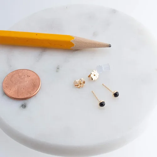 Vista 6 de Juego de aretes pequeños de oro con bisel, bola para cartílago, tragus, hélice, múltiples joyas hipoalergénicas de piedra natal para mujer