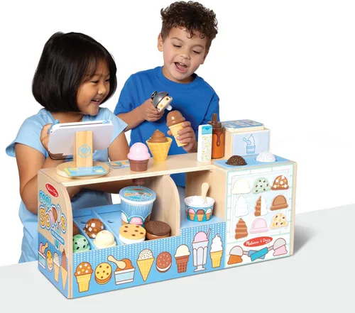 Vista 8 de Melissa & Doug Cool Scoops Ice Creamery, tienda de helados de madera y mostrador con comida de juguete y accesorios de cocina de juguete, juguetes