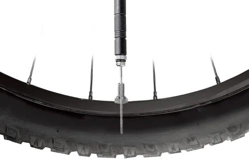 Vista 2 de Topeak El limpiador de válvulas Tubi quita o aprieta el núcleo de válvula Presta de dos piezas