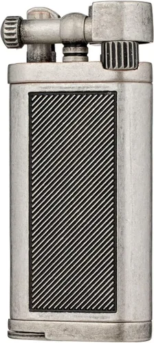 Vista 2 de Encendedor recargable de butano con llama suave en ángulo, estilo antiguo, con manipulación y púa (placa de plata antigua)