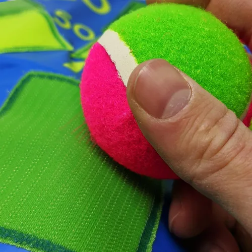 Vista 7 de Franklin Sports Tablero de dardos para niños, juego de pelota de dardos inflable con 3 dardos autoadhesivos - 20 x 20 pulgadas